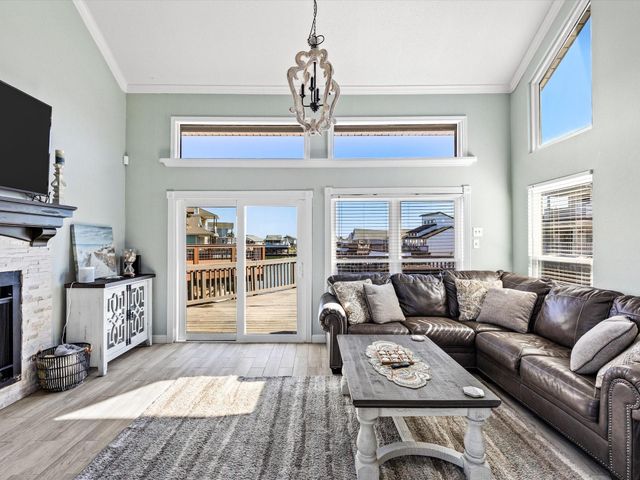 334 Paradise Drive, Tiki Island, TX 77554