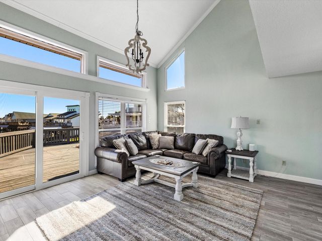 334 Paradise Drive, Tiki Island, TX 77554