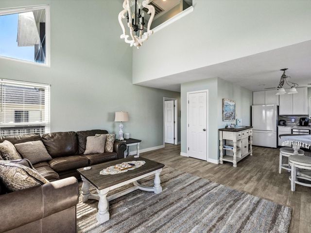 334 Paradise Drive, Tiki Island, TX 77554