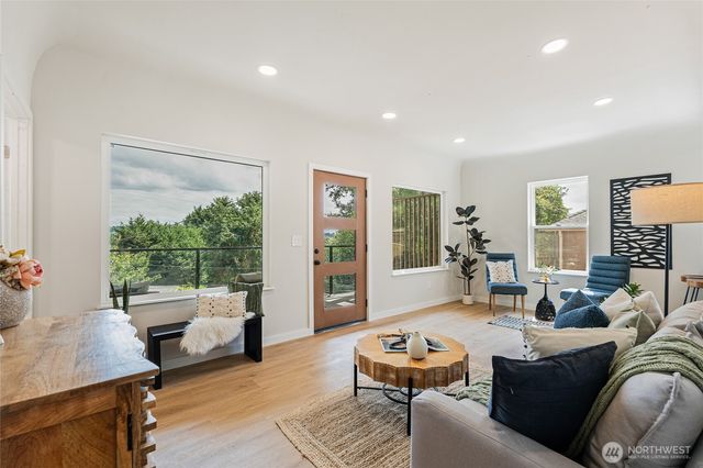4015 Burton Place W, Seattle, WA 98199