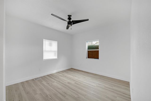 1106 N Grove Ave, Wichita, KS 67214