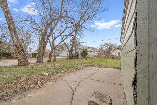 1106 N Grove Ave, Wichita, KS 67214