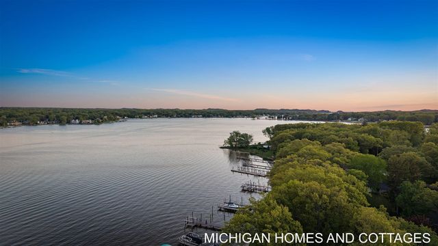 714 N Shore Drive, Holland, MI 49424