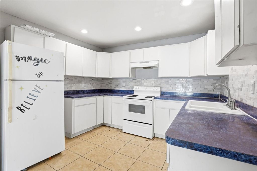 Image 8 of property listing at 1708 E GENESEE STREET, Tampa, FL 33610