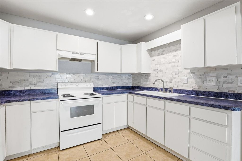 Image 9 of property listing at 1708 E GENESEE STREET, Tampa, FL 33610