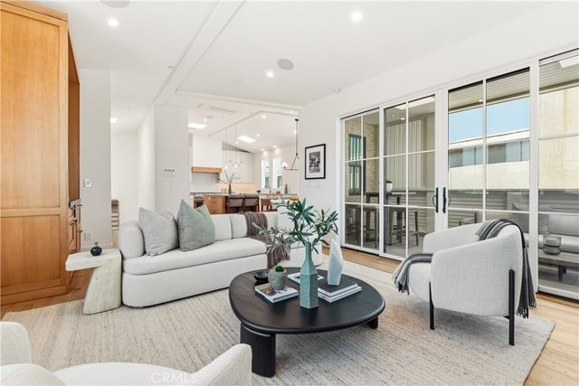 320 1st St, Manhattan Beach, CA 90266