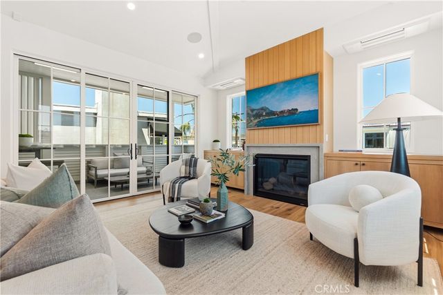 320 1st St, Manhattan Beach, CA 90266