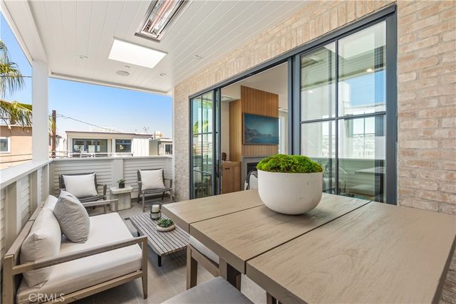320 1st St, Manhattan Beach, CA 90266
