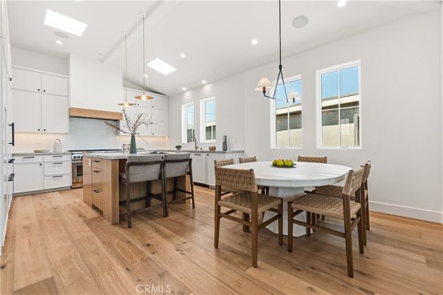 320 1st St, Manhattan Beach, CA 90266