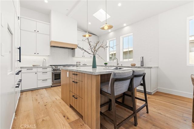 320 1st St, Manhattan Beach, CA 90266
