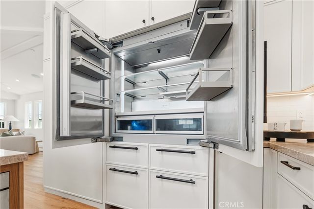 320 1st St, Manhattan Beach, CA 90266