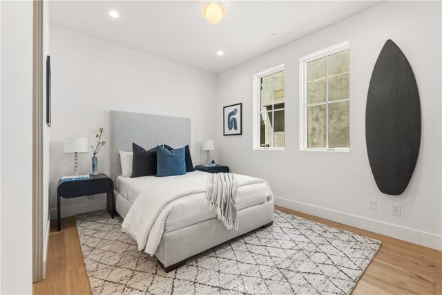 320 1st St, Manhattan Beach, CA 90266