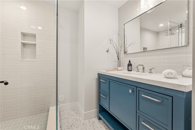 320 1st St, Manhattan Beach, CA 90266