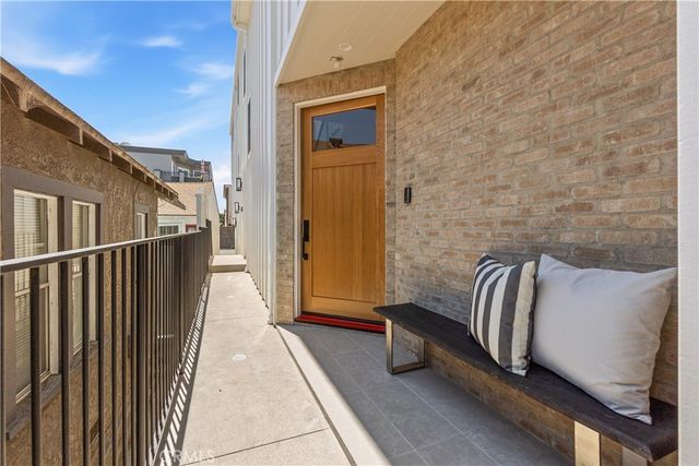 320 1st St, Manhattan Beach, CA 90266