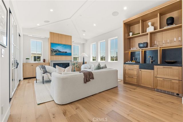 320 1st St, Manhattan Beach, CA 90266