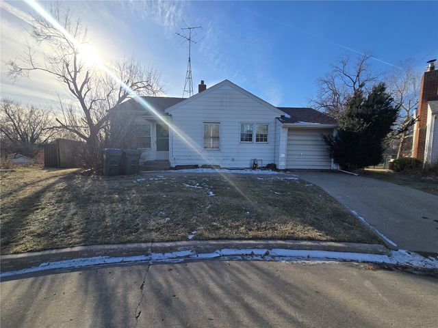 6 Kirkwood Circle, Iowa City, IA 52240