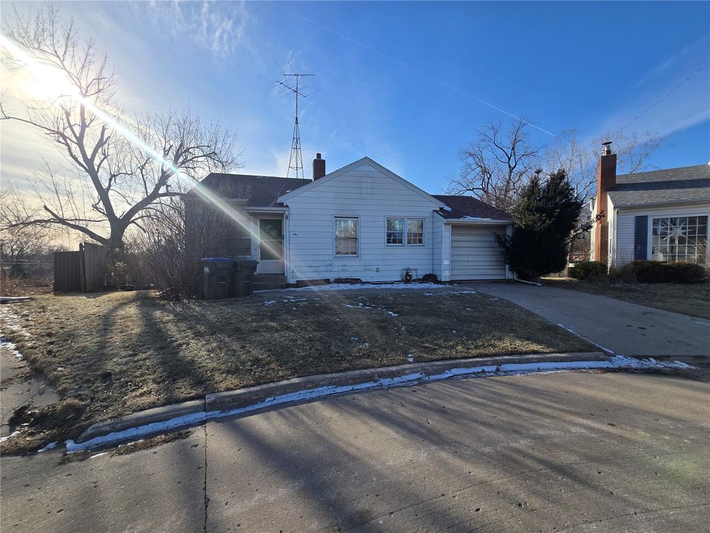 6 Kirkwood Circle, Iowa City, IA 52240