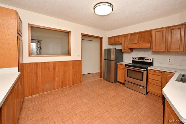 27807 Delton Street, Madison Heights, MI 48071