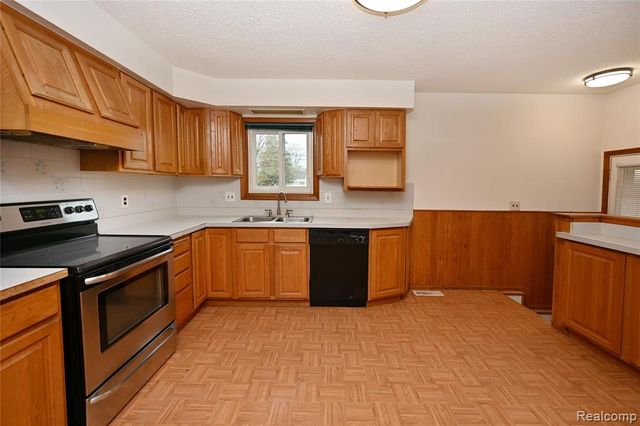 27807 Delton Street, Madison Heights, MI 48071