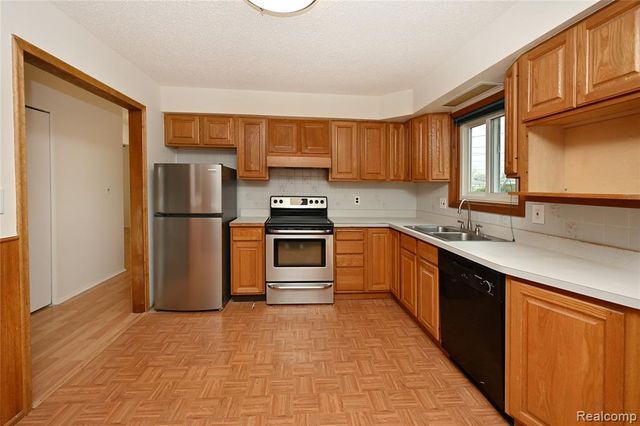 27807 Delton Street, Madison Heights, MI 48071