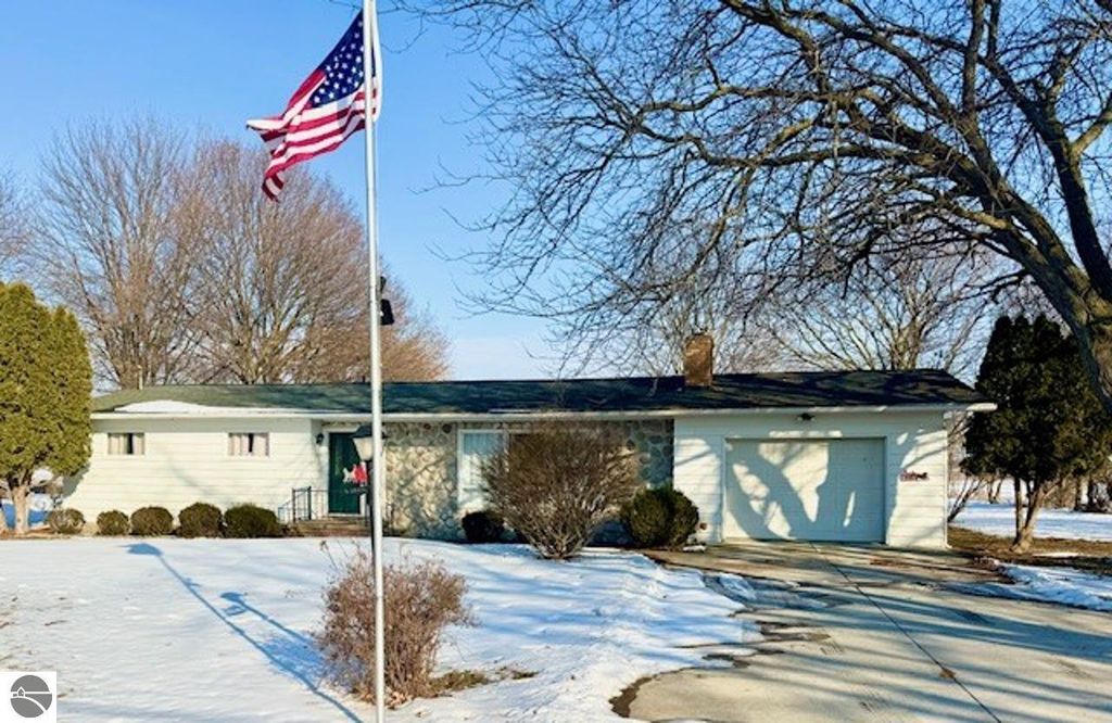 Image 1 of property listing at 1307 S State Road, Ithaca, MI 48847