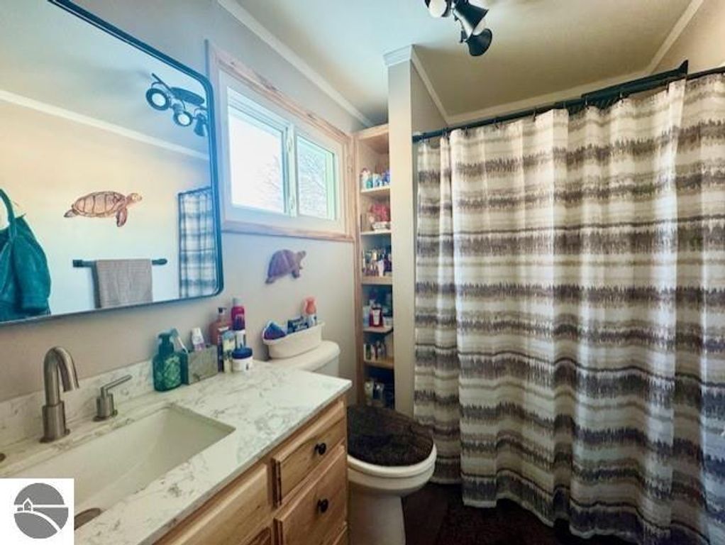 Image 10 of property listing at 1307 S State Road, Ithaca, MI 48847