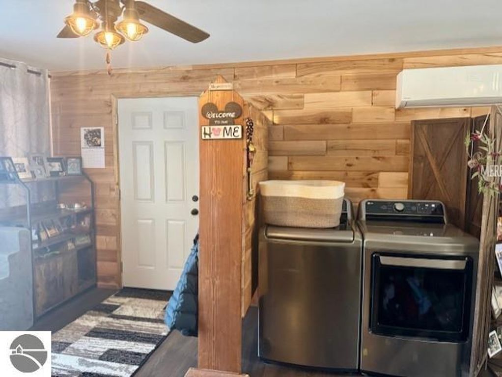 Image 12 of property listing at 1307 S State Road, Ithaca, MI 48847