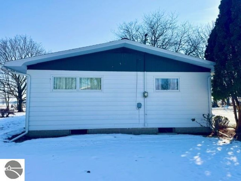 Image 14 of property listing at 1307 S State Road, Ithaca, MI 48847