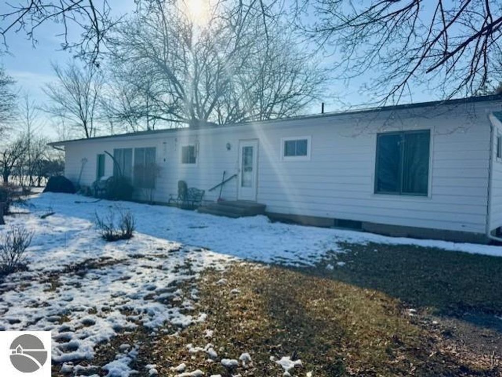 Image 15 of property listing at 1307 S State Road, Ithaca, MI 48847