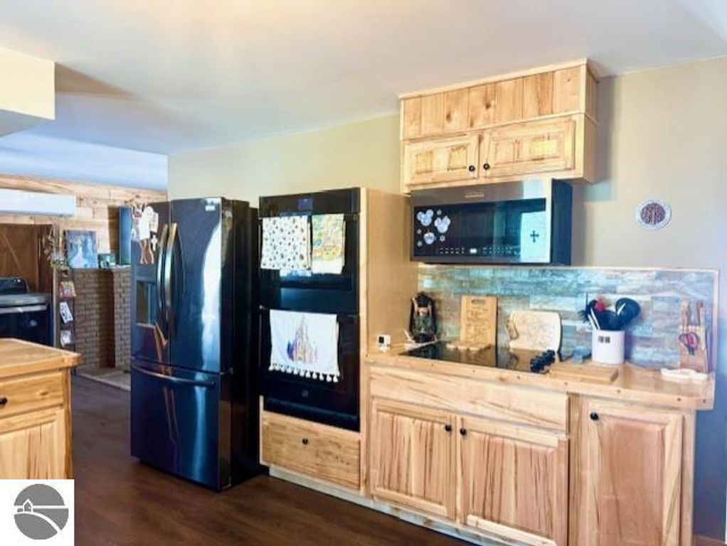 Image 5 of property listing at 1307 S State Road, Ithaca, MI 48847