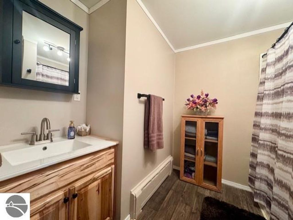 Image 6 of property listing at 1307 S State Road, Ithaca, MI 48847