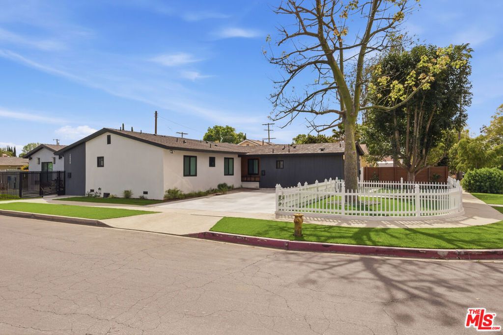 Image 2 of property listing at 6724 Hesperia Avenue, Reseda, CA 91335