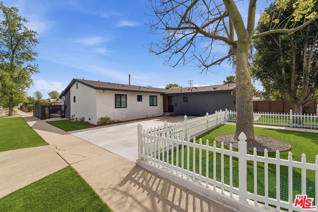 Image 3 of property listing at 6724 Hesperia Avenue, Reseda, CA 91335