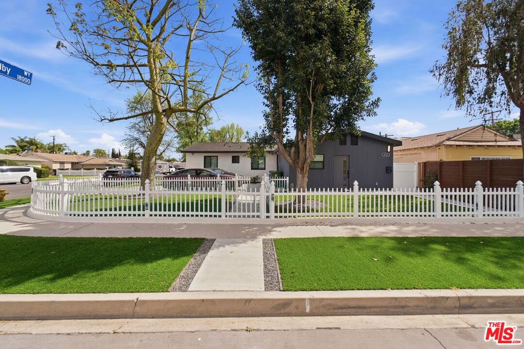 Image 4 of property listing at 6724 Hesperia Avenue, Reseda, CA 91335