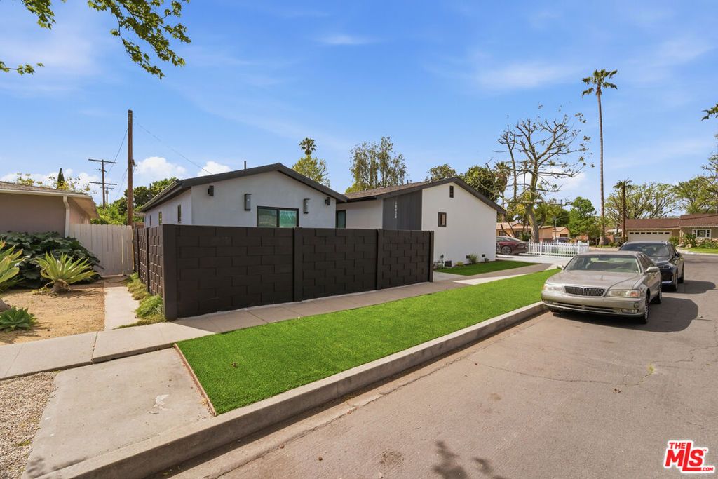 Image 5 of property listing at 6724 Hesperia Avenue, Reseda, CA 91335