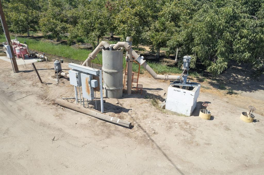 Image 10 of property listing at 24290 Avenue 5, Madera, CA 93637
