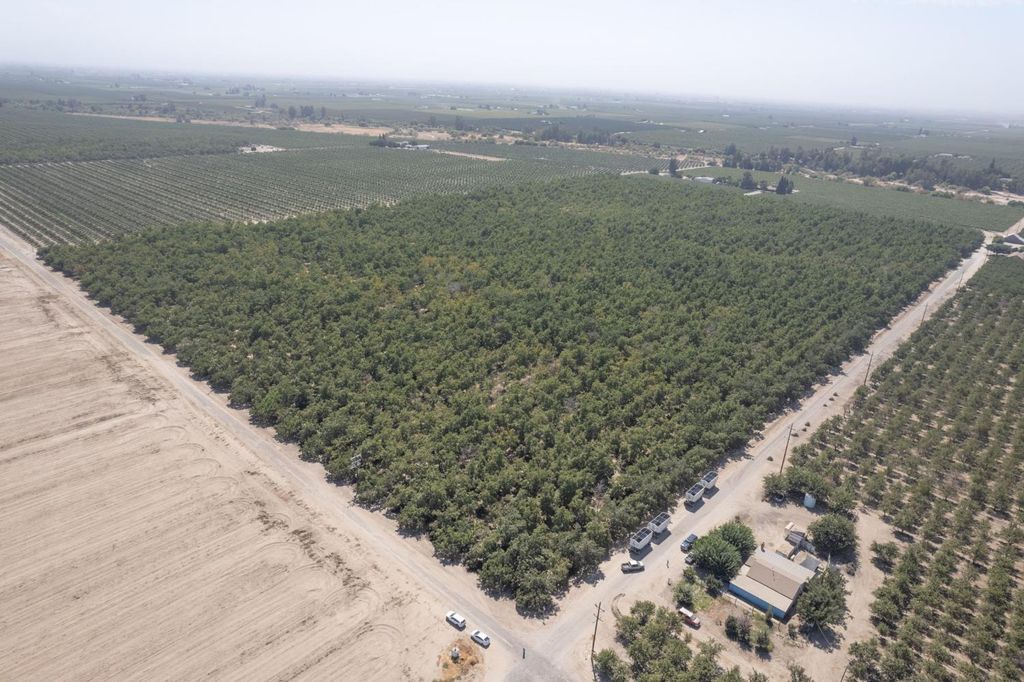 Image 3 of property listing at 24290 Avenue 5, Madera, CA 93637