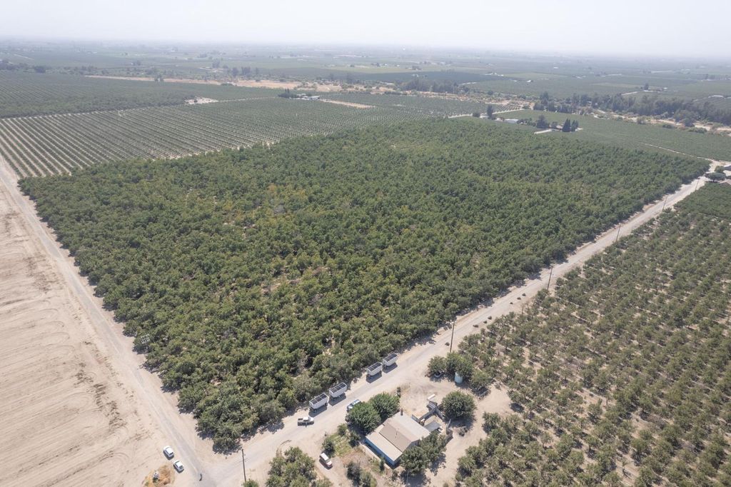 Image 4 of property listing at 24290 Avenue 5, Madera, CA 93637