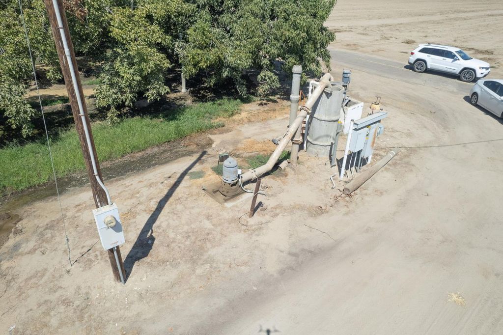 Image 9 of property listing at 24290 Avenue 5, Madera, CA 93637