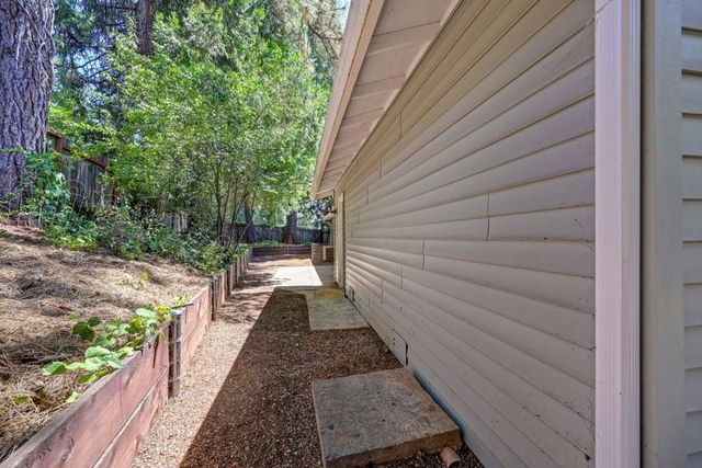 549 Packard Dr, Grass Valley, CA 95945