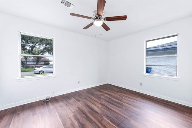 2809 5th Avenue N, Texas City, TX 77590