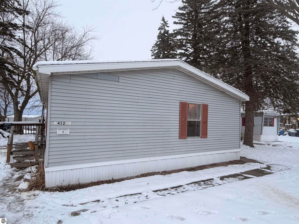Image 2 of property listing at 452 Elm Street # 6, Breckenridge, MI 48615