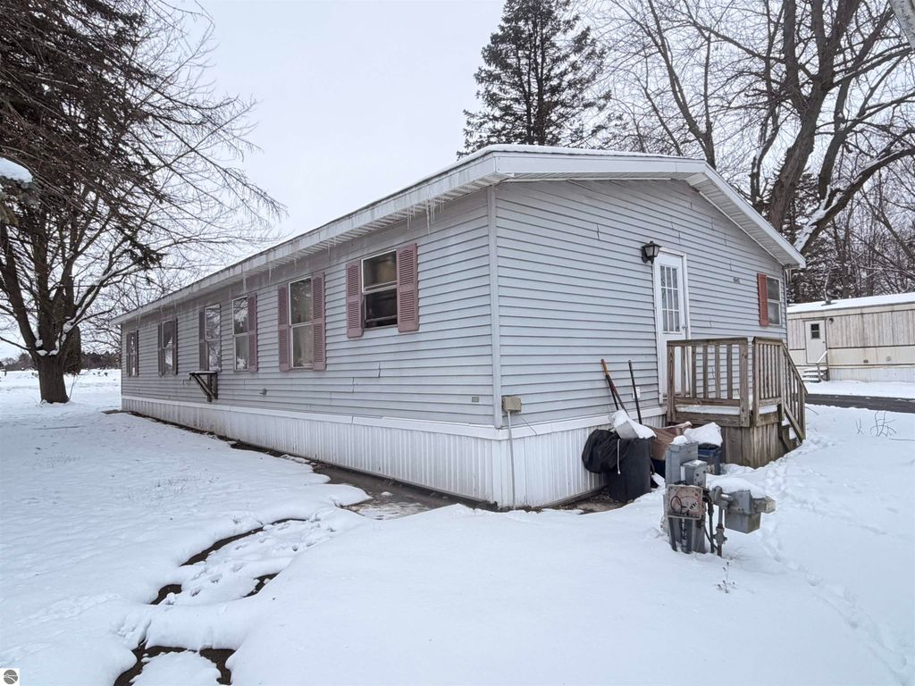 Image 3 of property listing at 452 Elm Street # 6, Breckenridge, MI 48615