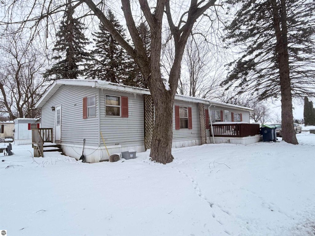 Image 4 of property listing at 452 Elm Street # 6, Breckenridge, MI 48615