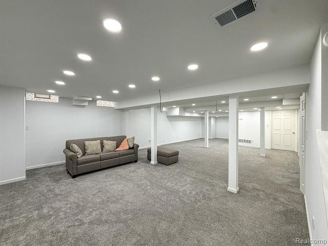 2863 Continental Drive, Troy, MI 48083