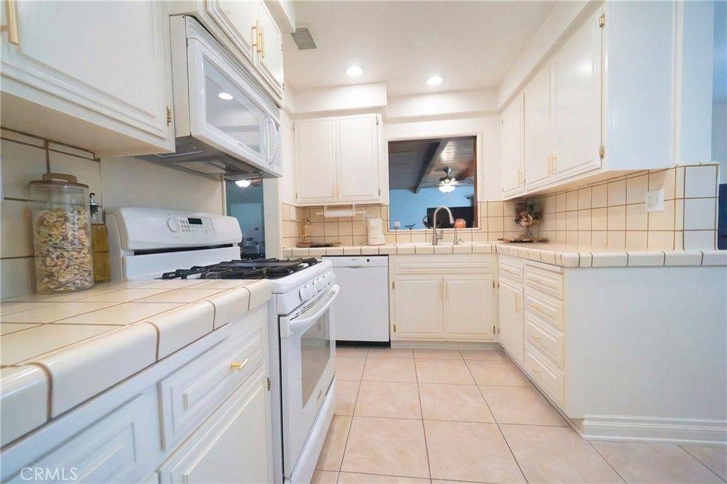 Image 12 of property listing at 10462 Somerset Boulevard, Bellflower, CA 90706