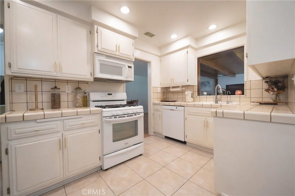 Image 13 of property listing at 10462 Somerset Boulevard, Bellflower, CA 90706