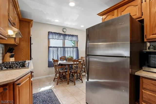 27 W James Pl, Woodbridge Twp., NJ 08830