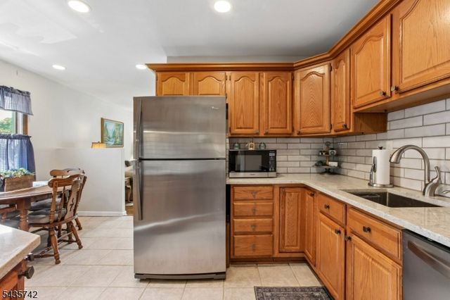 27 W James Pl, Woodbridge Twp., NJ 08830