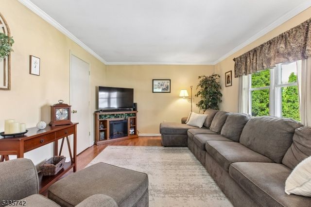 27 W James Pl, Woodbridge Twp., NJ 08830